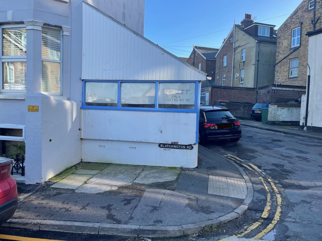 Lot: 113 - SMALL LOCK-UP SHOP IN CENTRAL LOCATION - Front view of shop from Blatchington Road